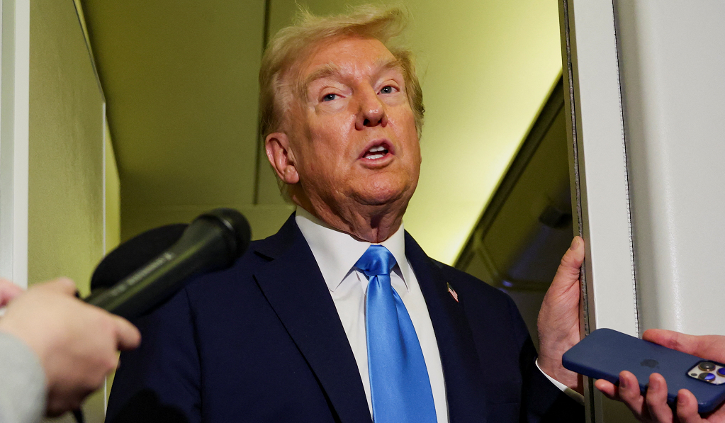 Presiden Amerika Syarikat, Donald Trump bercakap kepada pemberita di dalam pesawat Air Force One ketika beliau dalam perjalanan ke Malaysia / REUTERS
